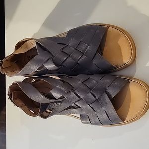 Born sandals